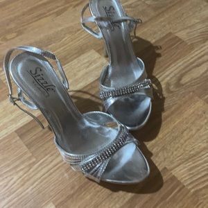 Selling shoes size 7.5 don’t wear them